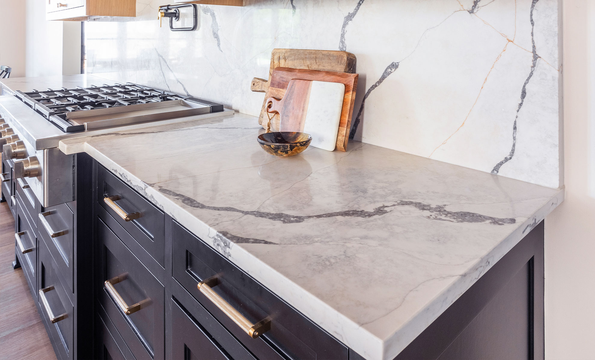 This image depicts a modern kitchen featuring quartz countertops with distinctive gray veining.